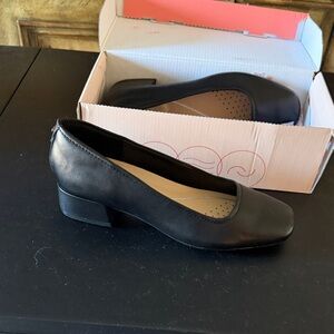 Easy Spirit Black Low Block Heel Pumps size 8-1/2. Never worn